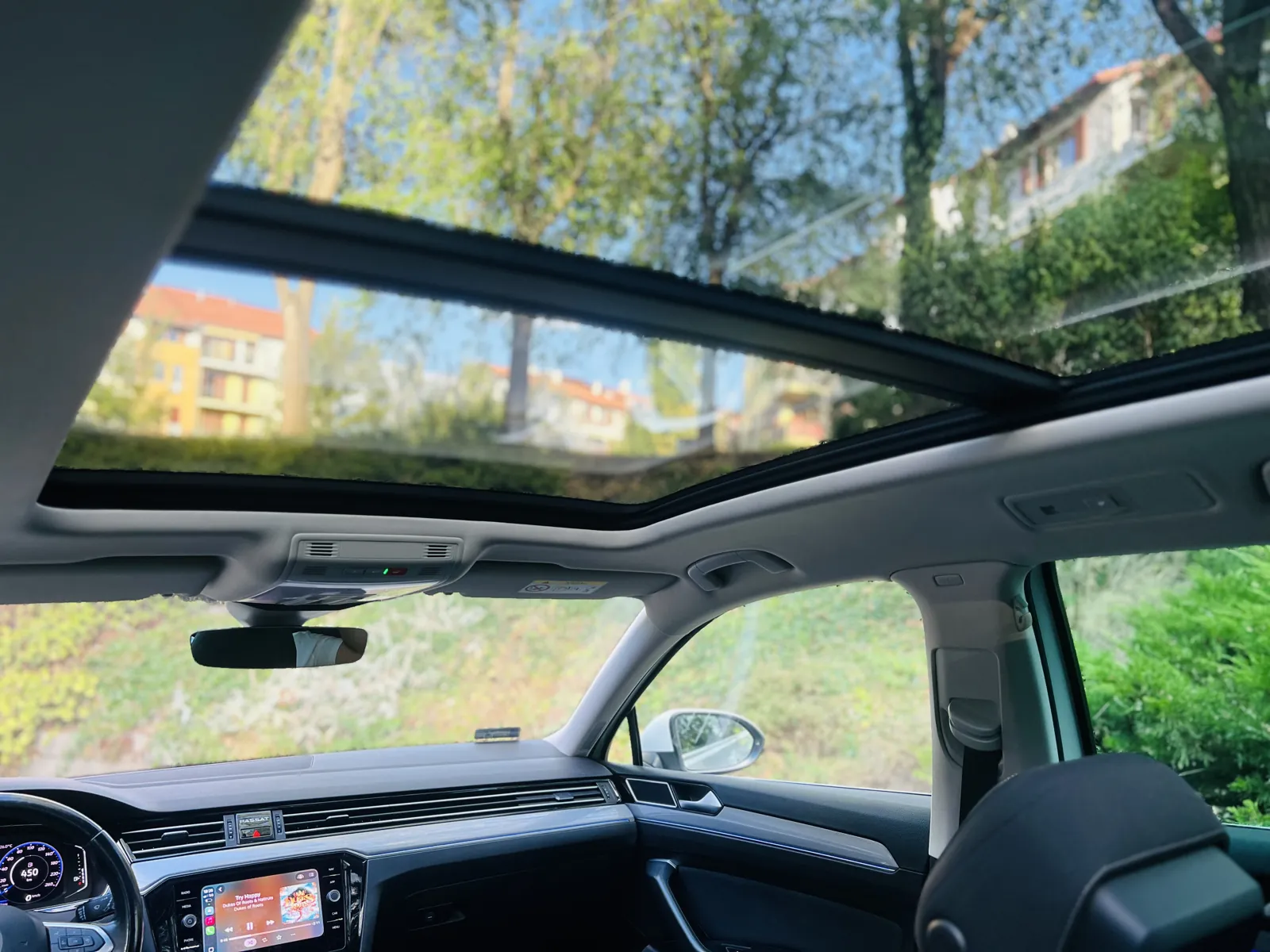 A Passat panorámateteje belülről, kinyitva